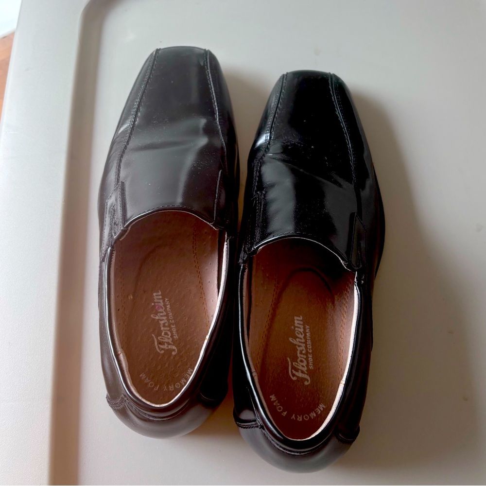 Florsheim boys 5.5 black dress shoes. EUC.